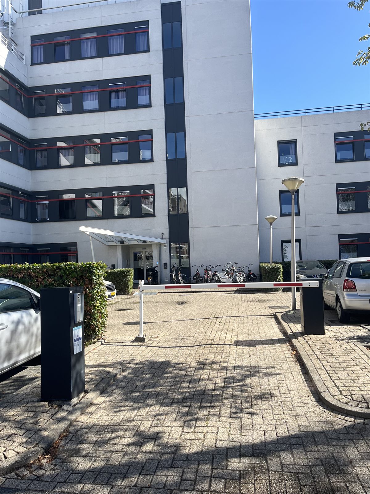 Ingang van het afgesloten parkeerterrein aan de Boschdijk in Eindhoven met slagboom