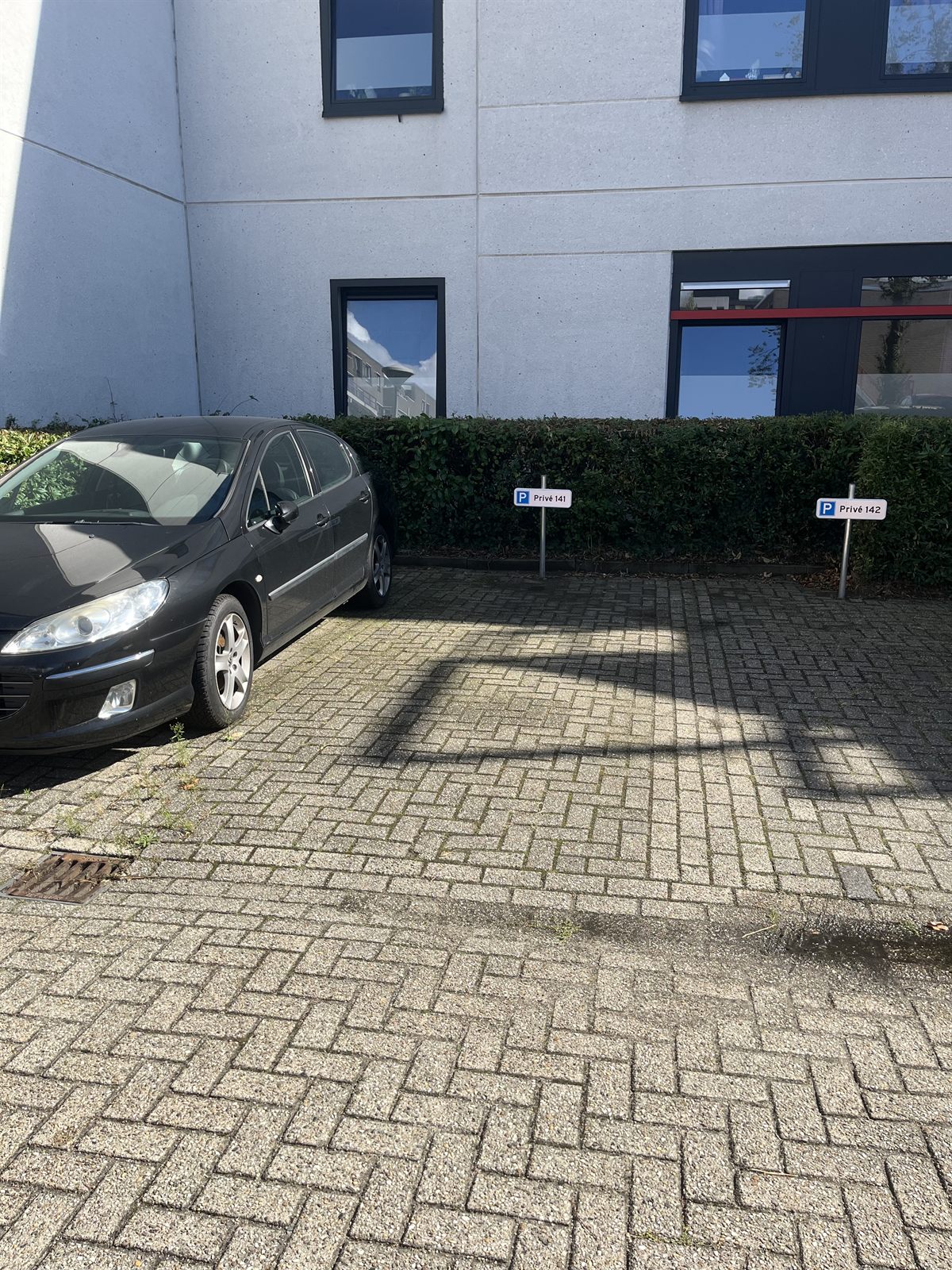 De parkeerplaats aan de Boschdijk gezien vanaf de inrit, met bord Privé