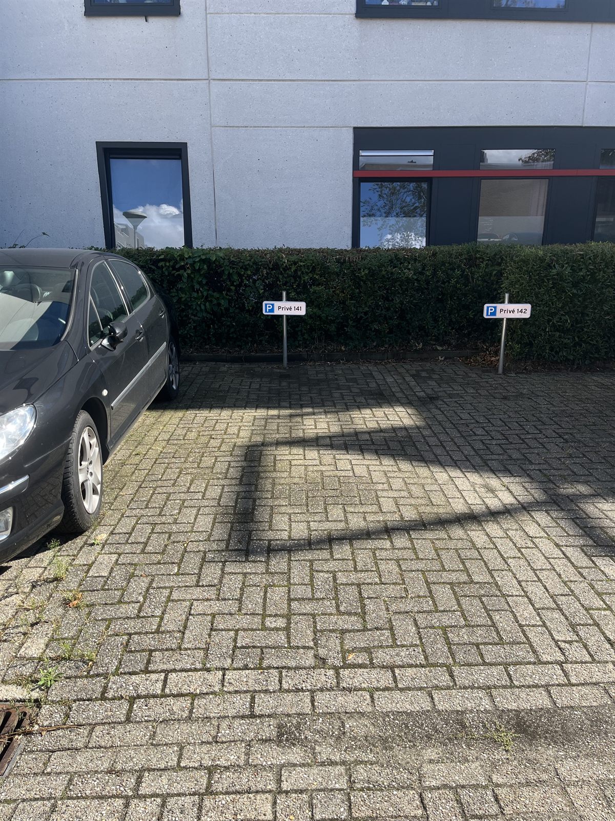 Vrije parkeerplaats te huur aan de Boschdijk 7 in Eindhoven, genummerde privéplek naast het pand